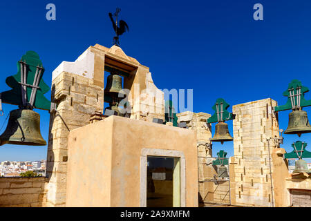 All'interno del campanile della cattedrale se Faro, Igreja de Santa Maria. Con vista sugli edifici Faro oltre. Faro, Algarve orientale, Portogallo. Foto Stock