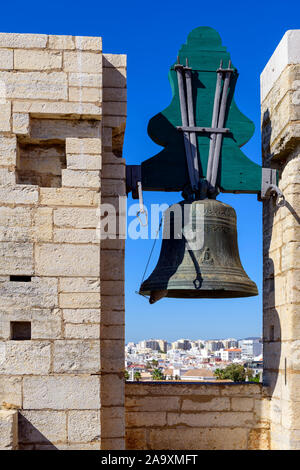 All'interno del campanile della cattedrale se Faro, Igreja de Santa Maria. Con vista sugli edifici Faro oltre. Faro, Algarve orientale, Portogallo. Foto Stock