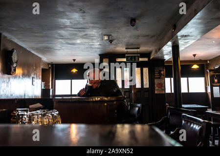 Senior uomo beve una pinta di Guinness in Thomas Connolly Bar Pub nella città di Sligo, nella contea di Sligo, Irlanda Foto Stock