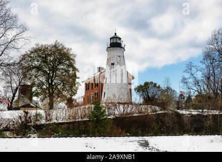 Charlotte, New York, Stati Uniti d'America. Novembre 15, 2019. Vista del faro Charlotte-Genesee, circa 1822, vicino alle rive del lago Ontario in una tranquilla nevoso mo Foto Stock