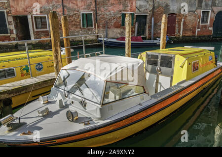 Venezia, Italia acqua veneziano ambulanza ormeggiati lungo i canali. Venezia Emergenza barche medico pronto per essere usato in caso di emergenza. Foto Stock