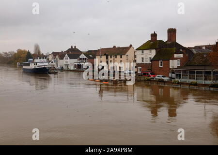 Come le piogge mantenere la caduta di barriere di Upton custodendo il villaggio dal Severn le acque di esondazione stand loro suolo nonostante la crescente acque. Foto Stock