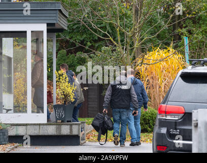 Brand Erbisdorf, Germania. Xviii Nov, 2019. Un poliziotto va alla ulteriore e formazione professionale Academy GmbH Brand-Erbisdorf (FBAB). La scuola di formazione professionale nel centro città sassone di Brand-Erbisdorf è stato evacuato il lunedì dopo una minaccia. Credito: Robert Michael/dpa-Zentralbild/dpa/Alamy Live News Foto Stock