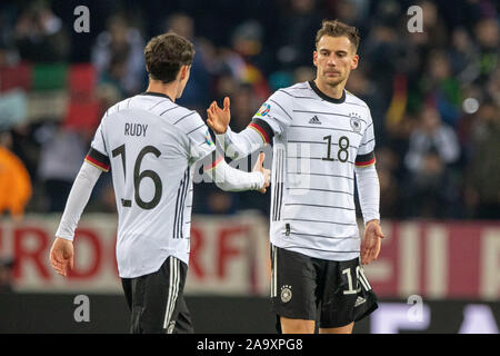 Il Borussia Monchengladbach, Deutschland. 17 Nov, 2019. Sebastian RUDY (sinistra, GER) e Leon GORETZKA (GER) agitare le mani dopo il gioco, giubilo, tifo, tifo, gioia, entusiasmo, celebrare, finale di giubilo, mezza figura, mezza figura, gesto gesto, calcio, Laenderspiel EM - Qualifica, gruppo C, Germania (GER) - Bielorussia (BLR) 4: 0, su 16/11/2019 in Borussia Monchengladbach/Germania. € | Utilizzo di credito in tutto il mondo: dpa/Alamy Live News Foto Stock