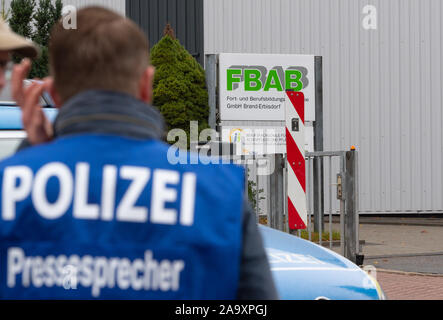 Brand Erbisdorf, Germania. Xviii Nov, 2019. Un portavoce della polizia si erge di fronte al Fort- und Berufsbildungsakademie GmbH Brand-Erbisdorf (FBAB). La scuola di formazione professionale nel centro città sassone di Brand-Erbisdorf è stato evacuato il lunedì dopo una minaccia. Credito: Robert Michael/dpa-Zentralbild/dpa/Alamy Live News Foto Stock