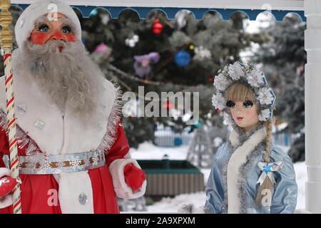 Le figure della fanciulla di neve e Babbo Natale nel parco all'aperto, una zona di svago per bambini e adulti sul Capodanno Foto Stock