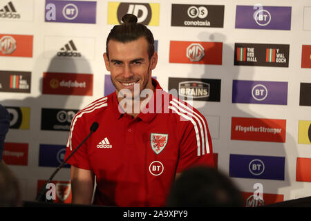 Cardiff, Regno Unito. Xviii Nov, 2019. Gareth Bale del Galles al Galles squadra di calcio conferenza stampa presso la Vale Resort, Hensol, vicino a Cardiff, nel Galles del Sud il lunedì 18 novembre 2019. Il team si sta preparando per la loro UEFA EURO 2020 partita di qualificazione contro l'Ungheria domani. pic da Andrew Orchard/Alamy Live News Foto Stock