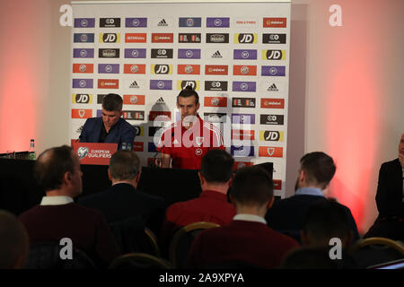 Cardiff, Regno Unito. Xviii Nov, 2019. Gareth Bale del Galles al Galles squadra di calcio conferenza stampa presso la Vale Resort, Hensol, vicino a Cardiff, nel Galles del Sud il lunedì 18 novembre 2019. Il team si sta preparando per la loro UEFA EURO 2020 partita di qualificazione contro l'Ungheria domani. pic da Andrew Orchard/Alamy Live News Foto Stock