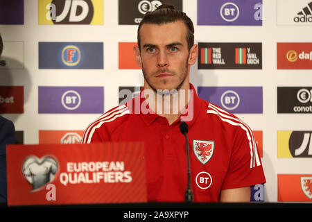 Cardiff, Regno Unito. Xviii Nov, 2019. Gareth Bale del Galles al Galles squadra di calcio conferenza stampa presso la Vale Resort, Hensol, vicino a Cardiff, nel Galles del Sud il lunedì 18 novembre 2019. Il team si sta preparando per la loro UEFA EURO 2020 partita di qualificazione contro l'Ungheria domani. pic da Andrew Orchard/Alamy Live News Foto Stock