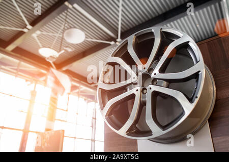 Lega di moderne auto su uno sfondo di sunny tramonto. Il concetto di acquisto ruote elegante su una macchina nuova Foto Stock