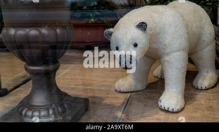 Orso polare giocattolo. Natale e Anno Nuovo umore. Foto Stock