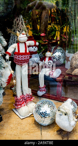 Toy uccelli in un cappello sotto un albero di Natale. Foto Stock