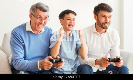 Figlio padre e nonno Giochi per divertirsi a casa Foto Stock