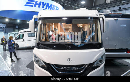 Leipzig, Germania. Xviii Nov, 2019. Un Hymer motorhome verrà mostrata durante una anteprima in touristik & Caravaning (TC) il commercio equo. Il mercoledì (20.11.2019) le porte alla Germania centrale la più grande fiera di viaggio verrà aperto per la trentesima volta. Quest'anno, 531 espositori provenienti da tutto il mondo saranno in grado di presentarsi al TC. Questo anno la regione partner è il Monti Metalliferi. Credito: Hendrik Schmidt/dpa-Zentralbild/ZB/dpa/Alamy Live News Foto Stock