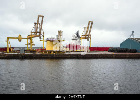 Deep Water Port con spedizione in banchina gru e un ormeggiata la nave di trasporto merci su un overcat giorno di estate Foto Stock