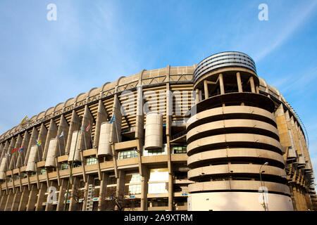 Madrid, Spagna - Facciata di Santiago Bernabeu Stadium, casa per il Real Madrid Calcio team. Foto Stock