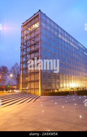 Parigi, Francia - Il sensibile alla luce la facciata dell'Institut du Monde Arabe (Istituto del Mondo arabo), Parigi, Francia Foto Stock