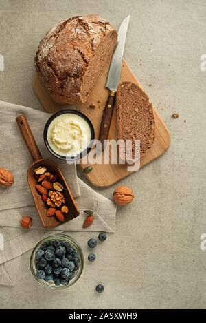 Ristorante e bar Colazione La colazione è servita con pane, crema di formaggio, frutta a guscio e frutta. Vegetariana deliziosa colazione sana. Foto Stock