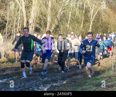 Il Primo Ministro David Cameron competere nel grande Brook correre nel suo collegio elettorale di Witney villaggio di Chadlington nel dicembre 2014. Il grande Brook Run è un annuale miglio-long cross country eseguito seguendo un percorso lungo il flusso del villaggio chiamato Coldron Brook passando attraverso un 3 piedi di tunnel sotto un ponte. Foto Stock