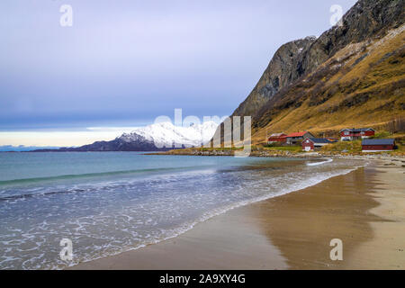 Case vacanze a Grøtfjord su Kvaløya, Norvegia del Nord Foto Stock