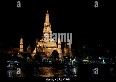 Guardando oltre il Fiume Chao Phraya verso il Wat Arun Foto Stock