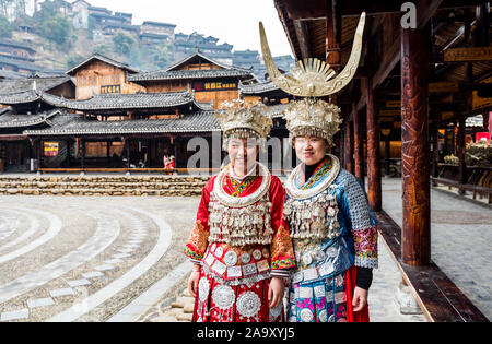 Semiscafi Miao donna che indossa abiti tradizionali in Xijiang Qianhu Miao Village (Mille famiglia Miao Village) , nella provincia di Guizhou della Cina. Foto Stock