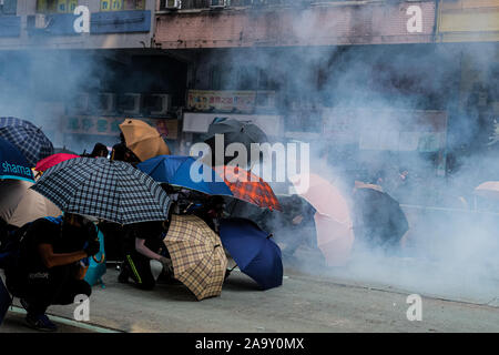 Hong Kong, Cina. Xviii Nov, 2019. La polizia antisommossa fire gas lacrimogeni a dimostranti durante una manifestazione di protesta in Giordania quartiere di Hong Kong, Cina. Come un elemento di distanziamento ha continuato a Hong Kong, manifestanti si scontrano con la polizia vicino a Hong Kong Polytechnic University di Kowloon, che conduce a più arresti e lesioni. Credito: Keith Tsuji/ZUMA filo/Alamy Live News Foto Stock