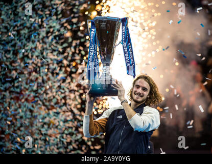 Londra, Regno Unito. 17 Nov, 2019. Stefanos TSITSIPAS (Grecia) celebra vincendo la finale durante la Nitto ATP World Tour Finals Londra 8 giorno (finali) presso l'O2, Londra, Inghilterra il 17 novembre 2019. Foto di Andy Rowland. Credito: prime immagini multimediali/Alamy Live News Foto Stock