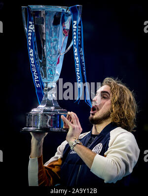 Londra, Regno Unito. 17 Nov, 2019. Stefanos TSITSIPAS (Grecia) celebra vincendo la finale durante la Nitto ATP World Tour Finals Londra 8 giorno (finali) presso l'O2, Londra, Inghilterra il 17 novembre 2019. Foto di Andy Rowland. Credito: prime immagini multimediali/Alamy Live News Foto Stock