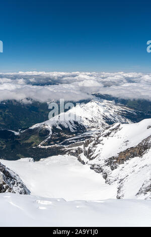 Vista panoramica su inverno montagne innevate a Nizza la sera soleggiato. Swiis Alpi durante l'estate. Foto Stock