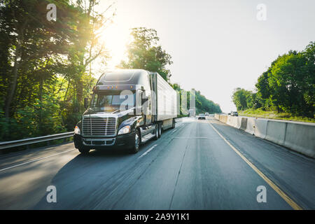 Semi commerciali carrello 18 wheeler su autostrada offrendo il trasporto merci Foto Stock