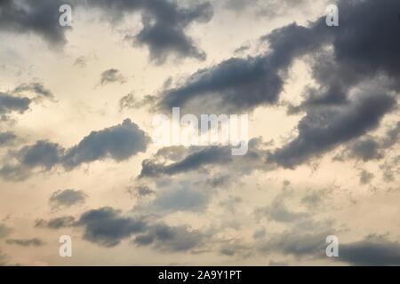 Le nuvole in cielo al crepuscolo Foto Stock