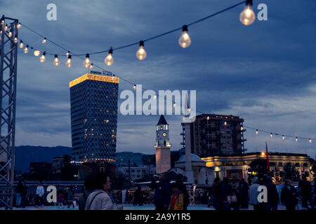 Il et'Hem Bey moschea in Piazza Skanderbeg, di notte, Tirana - Albania Foto Stock