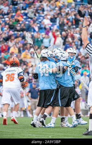 A tutta lunghezza shot di parecchi helmeted Johns Hopkins University uomini Lacrosse giocatori, abbraccia o huddling sul campo durante una associazione atletica collegiale nazionale quarti di finale corrisponde con l'Università della Virginia, 17 maggio 2009. Dall'Homewood raccolta di fotografie. () Foto Stock