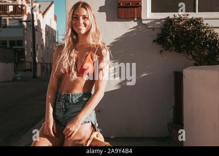 Giovane donna con un bikini e shorts. california lifestyle Foto Stock