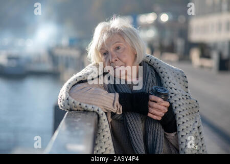 Poveri senzatetto sentimento donna premurosa mentre soggiornate da soli Foto Stock