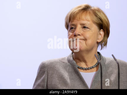 Meseberg, Germania. Xviii Nov, 2019. Il cancelliere Angela Merkel (CDU) ha emesso un comunicato stampa dopo l'incontro a porte chiuse del gabinetto federale a Meseberg Castello. Il focus della conferenza di chiusura nella foresteria del governo federale a Meseberg è digitale modifica. Credito: Monika Skolimowska/dpa-Zentralbild/dpa/Alamy Live News Foto Stock