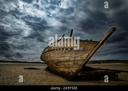 Bad Eddie della barca, Bunbeg beach, Bunbeg, Gweedore, County Donegal, Irlanda / naufragio, Bad Eddie, Magheraclogher beach Foto Stock