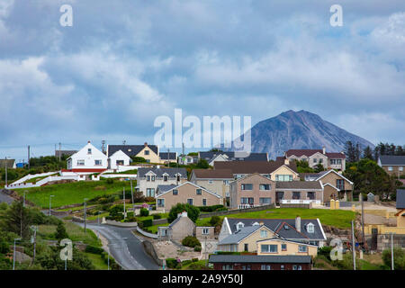 Vista di Mount Errigal in Bunbeg e la spiaggia nella Contea di Donegal, Irlanda Foto Stock