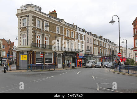 Negozi in Crystal Palace centro città, a sud di Londra, Regno Unito. La Church Road (sinistra) Westow Hill (a destra), giunzione con Crystal Palace Parade e Anerley Hill Foto Stock