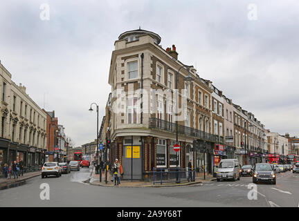 Negozi in Crystal Palace centro città, a sud di Londra, Regno Unito. La Church Road (sinistra) Westow Hill (a destra), giunzione con Crystal Palace Parade e Anerley Hill Foto Stock