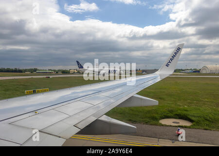 Budapest, Ungheria - 23 Maggio 2019 : vista dal sedile del passeggero di un aereo Ryanair in atterraggio a Budapest Airport Foto Stock