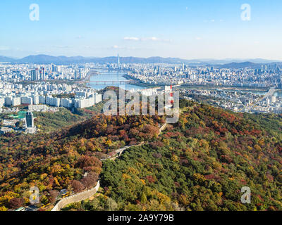 Viaggio in Corea del sud - sopra la vista della parete della città nel Parco di Namsan a Nam mountain e Seoul città con il fiume Han dalla Torre di Seoul sulla soleggiata giornata autunnale Foto Stock