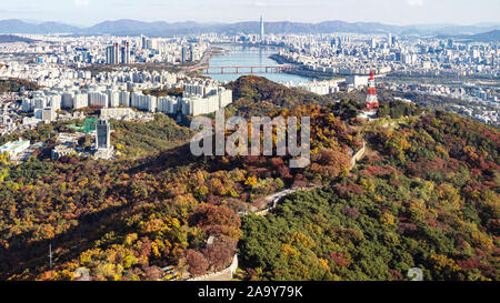 Viaggio in Corea del Sud - vista panoramica della città di muro nel Parco di Namsan a Nam mountain e Seoul città con il fiume Hangang dalla Torre di Seoul di sunny autunno Foto Stock