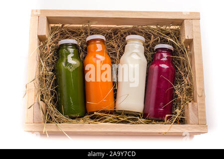 Set di colore sano detox bevande in scatola di legno su bianco Foto Stock