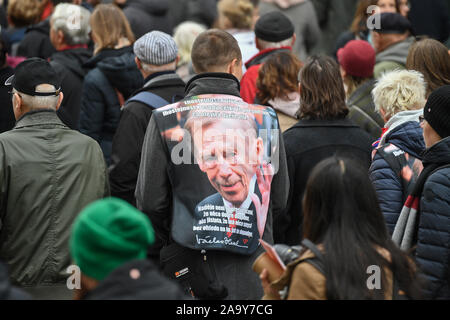 Praga, Repubblica Ceca. 17 Nov, 2019. Fino a 40.000 persone ruotata fino in Narodni street nel centro di Praga in cui le celebrazioni della Rivoluzione di Velluto trentesimo anniversario ha avuto luogo oggi, Domenica, 17 novembre 2019. Il Narodni street è stata la sede della polizia comunista brutale repressione su una pacifica manifestazione studentesca il 17 novembre 1989, che ha provocato la caduta del regime comunista in Cecoslovacchia. Credito: Michal Kamaryt/CTK foto/Alamy Live News Foto Stock