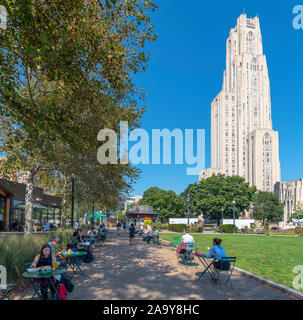 Outdoor Cafe davanti alla Cattedrale di torre di apprendimento presso l'Università di Pittsburgh, Schenley Plaza di Pittsburgh, in Pennsylvania, STATI UNITI D'AMERICA Foto Stock