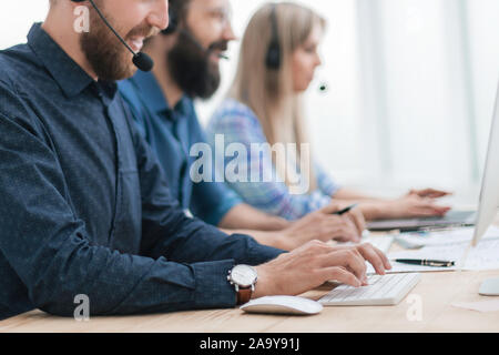 Gruppo di centro business consultants lavora nel call center Foto Stock