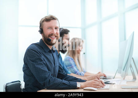 Close up. Sorridendo call center consulente nel luogo di lavoro Foto Stock