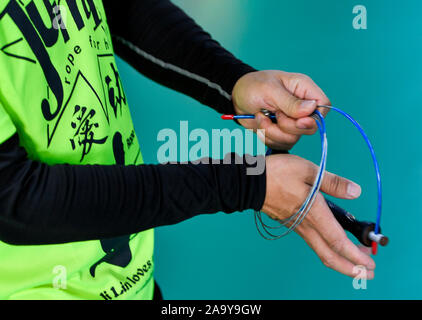 (191118) -- PECHINO, nov. 18, 2019 (Xinhua) -- Hou Weidong prepara prima egli pratica presso la sua corda jumping club nella città di Jilin, a nord-est della Cina di provincia di Jilin, nov. 5, 2019. Hou Weidong, 41 anni, è un allenatore nazionale che si specializza in corda jumping abilità. Nel frattempo, anche lui è un atleta professionista di corda da salto. All'inizio, salto con la corda è stata proprio la sua quotidiana routine fitness nel parco. Gradualmente, i suoi sorprendenti prestazioni ha attirato un sacco di persone a imparare da lui, così che egli ha intrapreso una strada di coaching. Nel 2014, lui e i suoi studenti hanno iniziato a frequentare la nazionale di salto con la corda la concorrenza Foto Stock